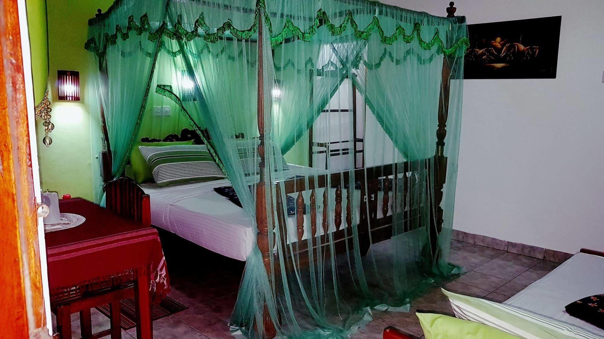 Happy Night Holiday Inn أونا واتونا المظهر الخارجي الصورة